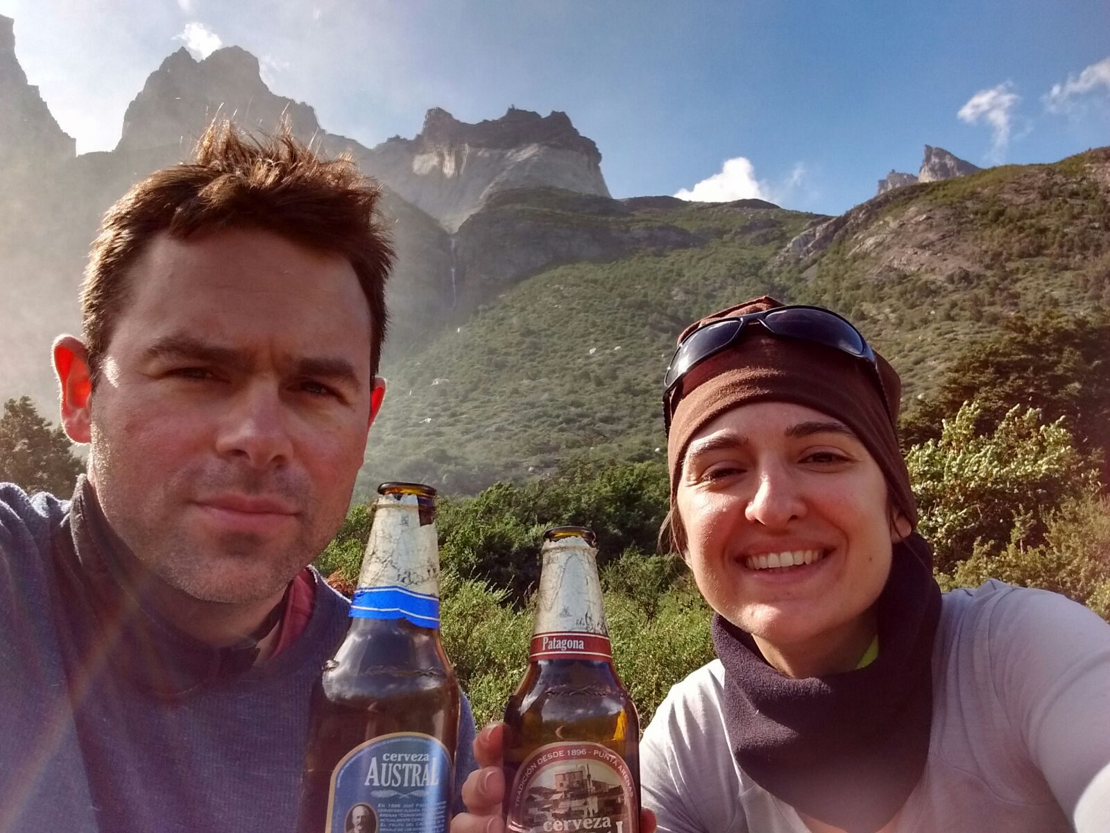 Karolina i Michał na tle szczytów parku Torres del Paine w Chile